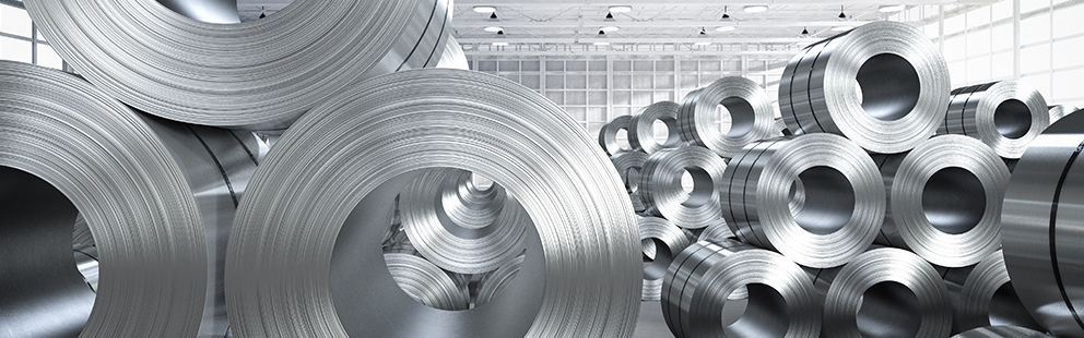 Produktentwicklung und Werkstoffe: Stapel von Aluminiumrollen in einem Lagerhaus.