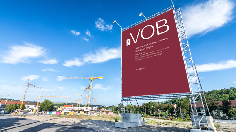 Großes VOB Plakat neben einer Baustelle mit Kränen im Hintergrund