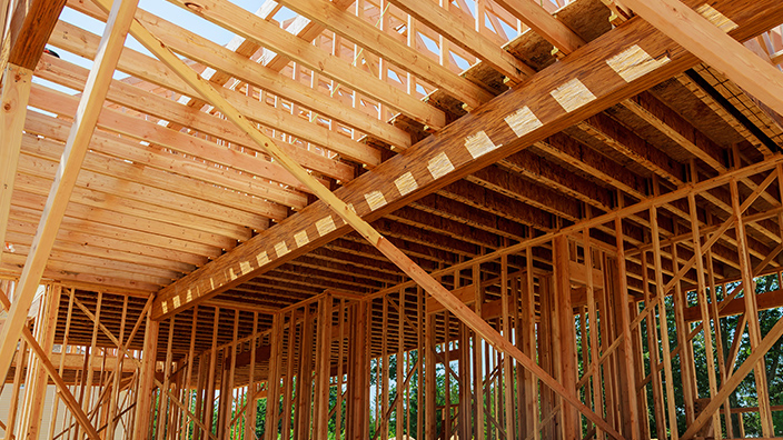 Holzrahmenkonstruktion eines Gebäudes, veranschaulicht traditionelle Holzbauweise.
