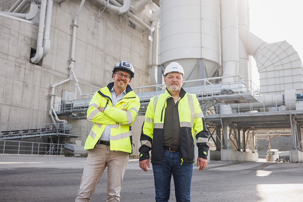 Qualitätsmanager Daniel Waibel und Geschäftsführer Baptist Schneider stehen im Steinbruch