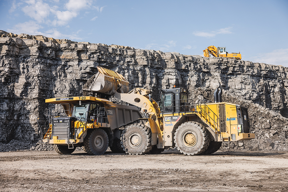 Ein Radlader verlädt im Talheimer Steinbruch Gesteinsbrocken auf einen Muldenkipper.