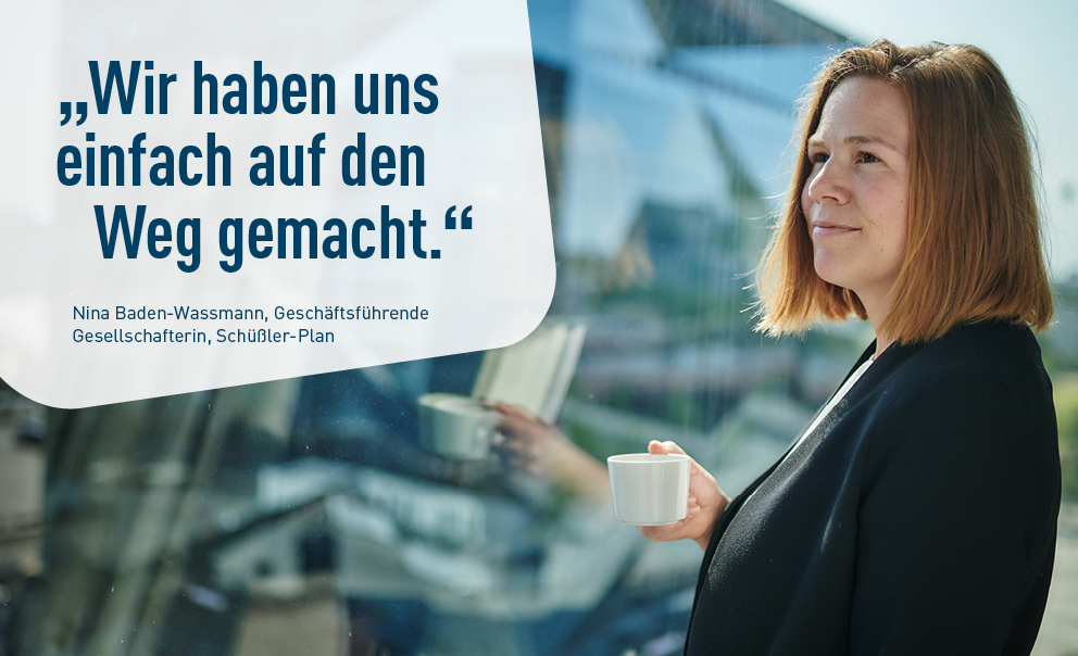 Frau mit Kaffeetasse vor Glasfassade, Zitat: „Wir haben uns einfach auf den Weg gemacht.“