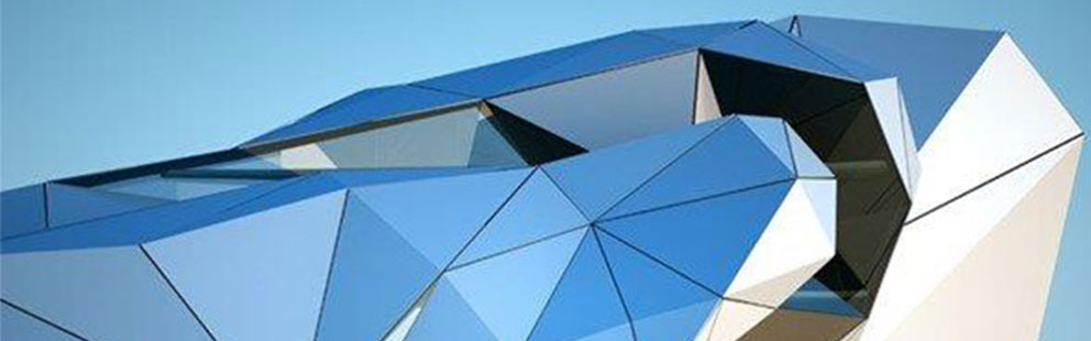 Gebäude mit einer futuristischen, geometrischen Fassade aus blauen und weißen Flächen.