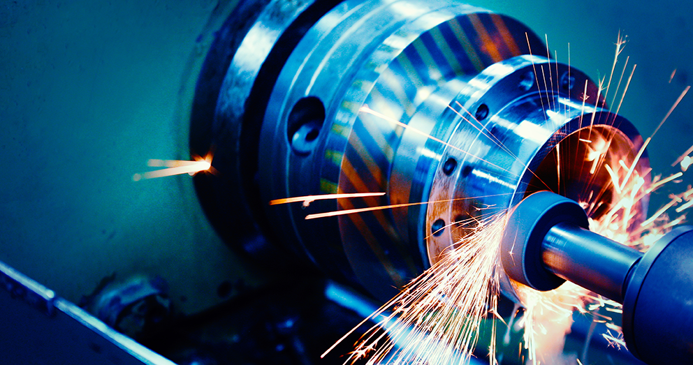 Funken sprühen beim Drehen eines Metallstücks auf einer Drehmaschine.