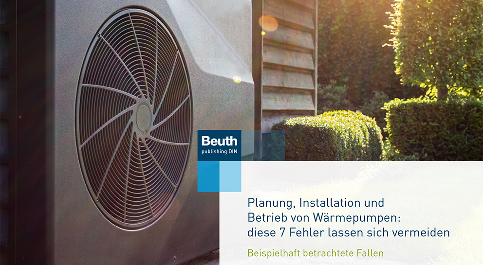 Wärmepumpe neben Holzverkleidung im Garten, mit Text über häufige Fehler bei Wärmepumpenbetrieb.