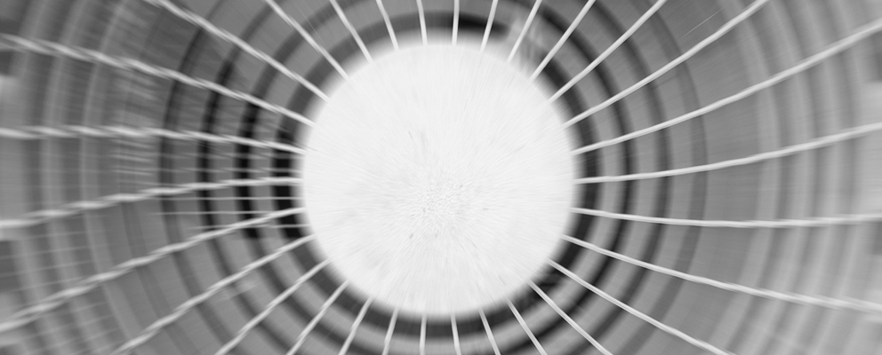 Schwarz-Weiß-Nahaufnahme eines Ventilators mit Gittermuster.