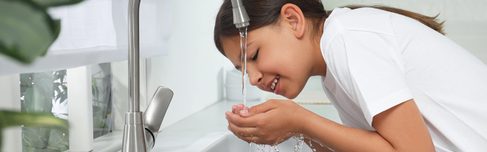 Hände unter fließendem Wasser aus einem modernen Wasserhahn