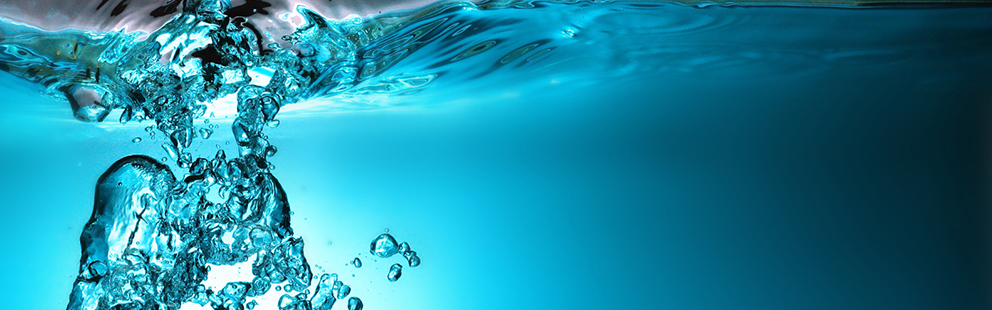 Nahaufnahme von sprudelndem Wasser unter der Oberfläche, symbolisiert Frische und Dynamik.