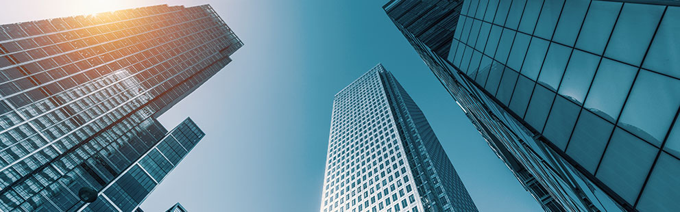 Moderne Wolkenkratzer unter klarem Himmel, symbolisieren urbanes Wachstum und Architektur.