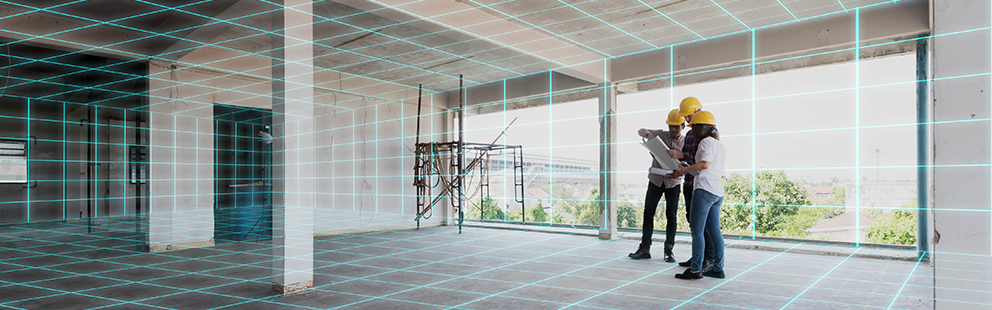 Zwei Personen mit Bauhelmen stehen in einem Rohbau und betrachten Baupläne; digitale Rasterlinien überlagern den Raum.