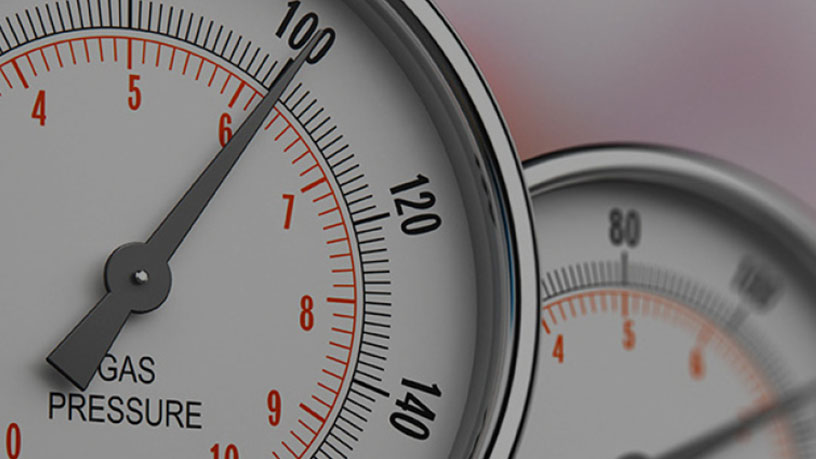 Nahaufnahme von Manometern, die den Gasdruck anzeigen, mit Skalen von 0 bis 140.