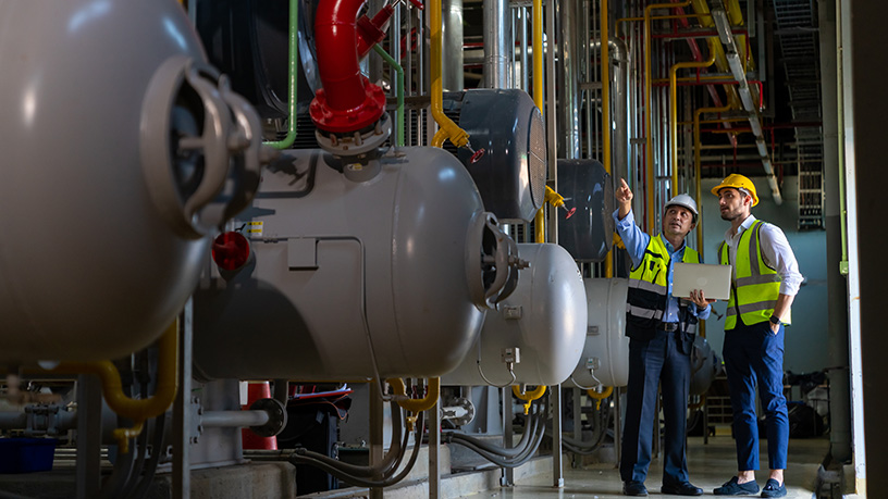 Zwei Energie-Ingenieure im Kontrollraum eines Betriebs