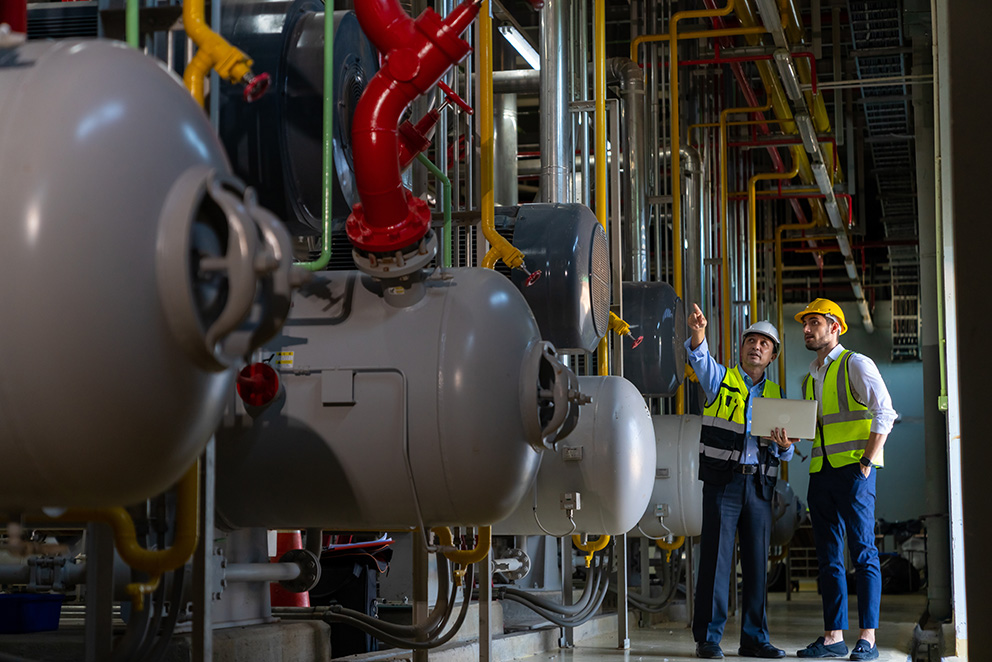 Zwei Energie-Ingenieure im Kontrollraum eines Betriebs