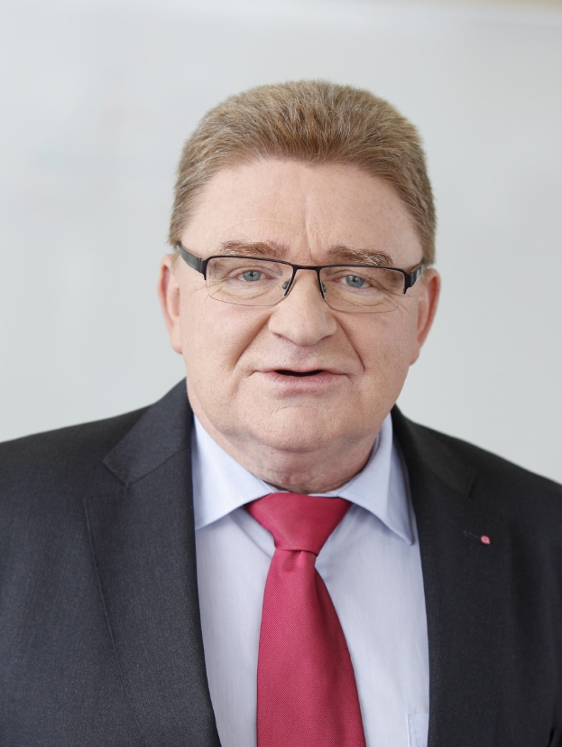 Dipl.-Ing. Mathias Wernicke in grauem Anzug und roter Krawatte.