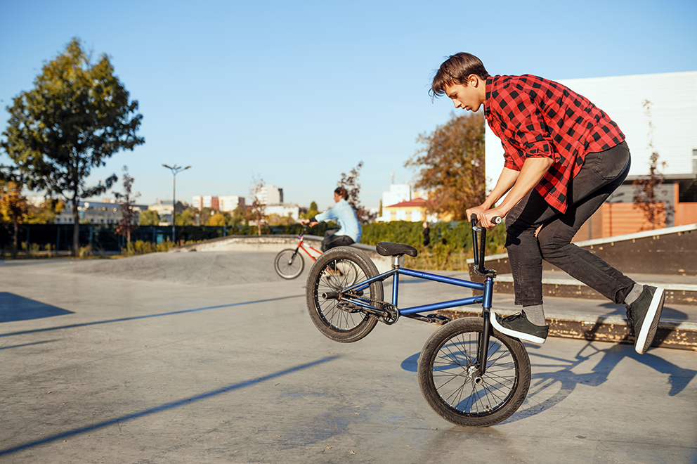 Person fährt BMX-Rad im Skatepark.