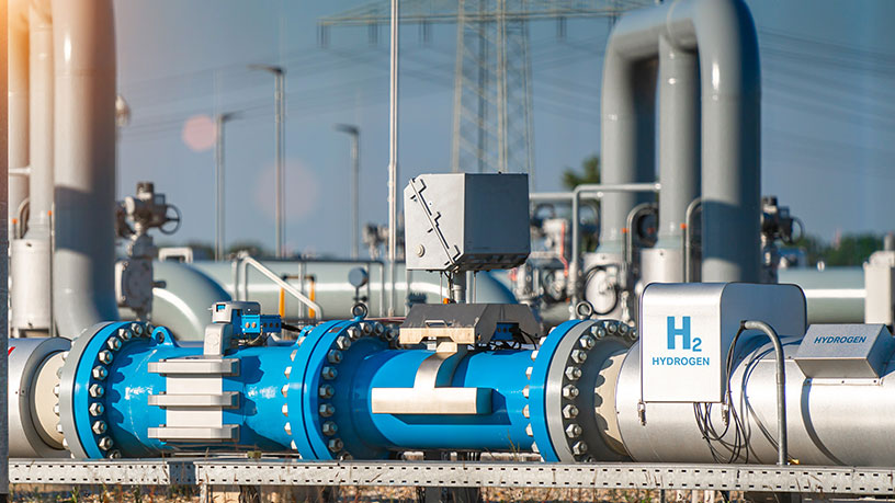 Industrieanlage mit Wasserstoffrohren und Steuerinstrumenten.