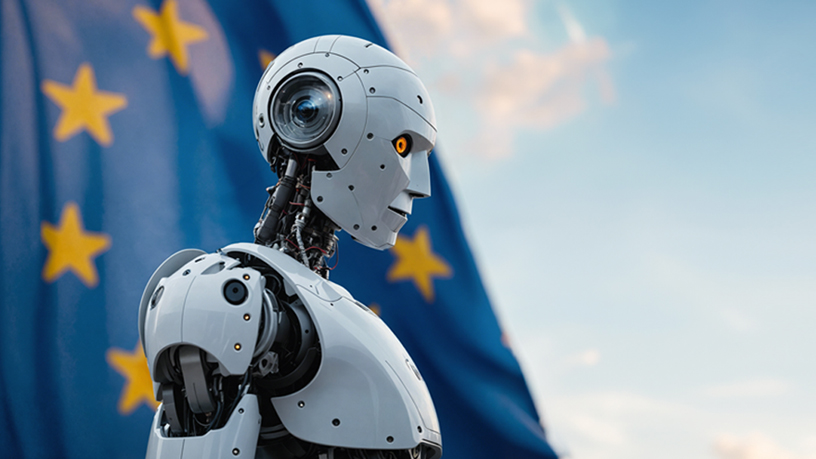 Roboter vor EU-Flagge symbolisiert neues Praxis-Handbuch zur Umsetzung des AI Acts für Unternehmen.