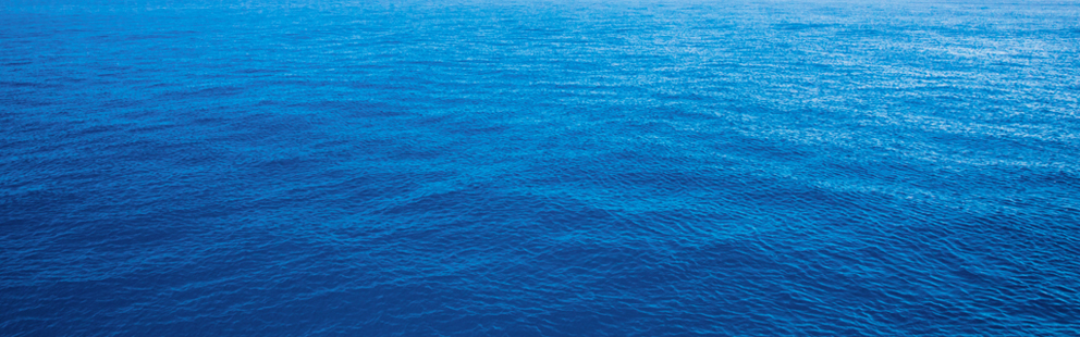 Klares blaues Meerwasser, beruhigende Oberfläche.