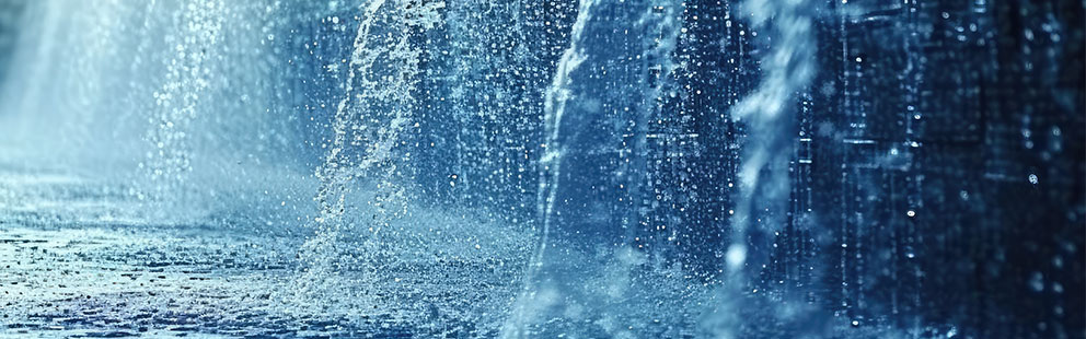 Wasser strömt in Kaskaden in ein Poolbecken.