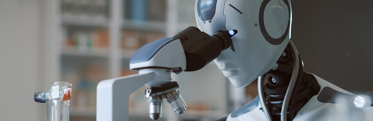 Ein humanoider Roboter untersucht eine Probe durch ein Mikroskop in einem Labor.