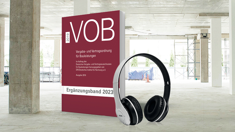 VOB Ergänzungsband 2023 mit schwarzen Kopfhörern in einer leeren Halle