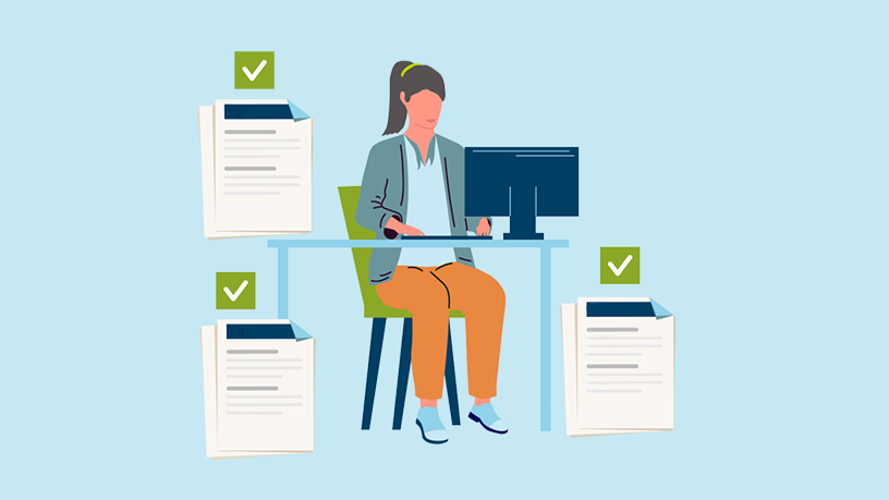 Person am Schreibtisch mit Computermonitor, überprüft Dokumente für Datenupdates.