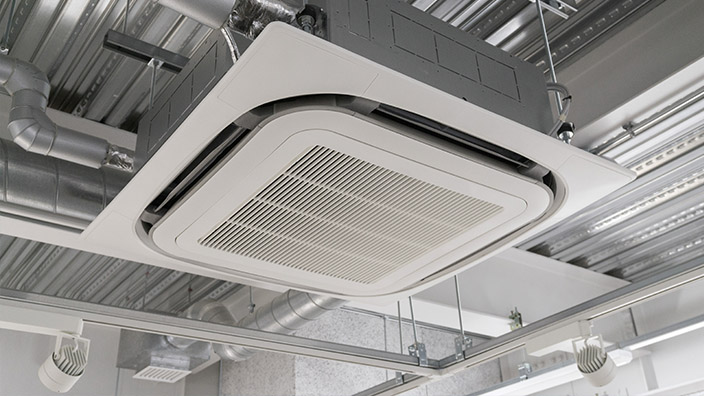  Eine weiße Klimaanlage hängt von der Decke.