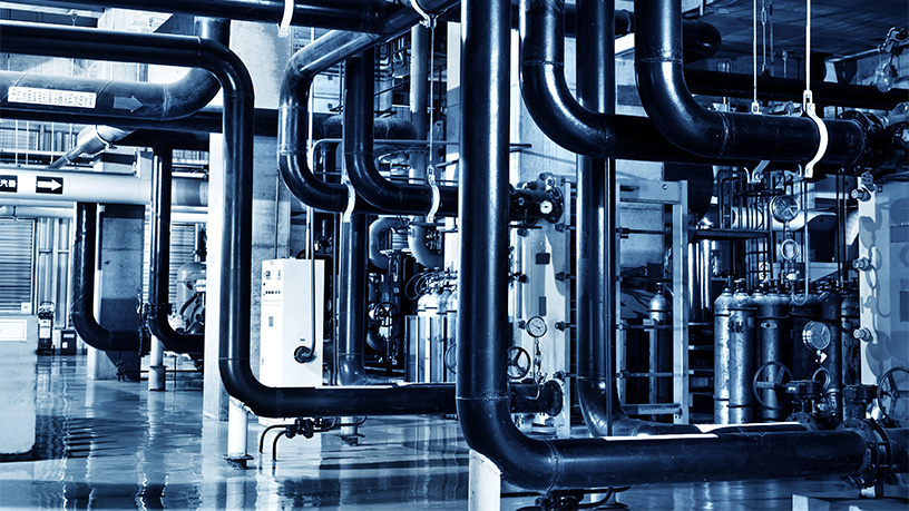 Industrielle Rohrleitungssysteme in einer Fabrikhalle, dargestellt in einer automationsfreundlichen Anlage