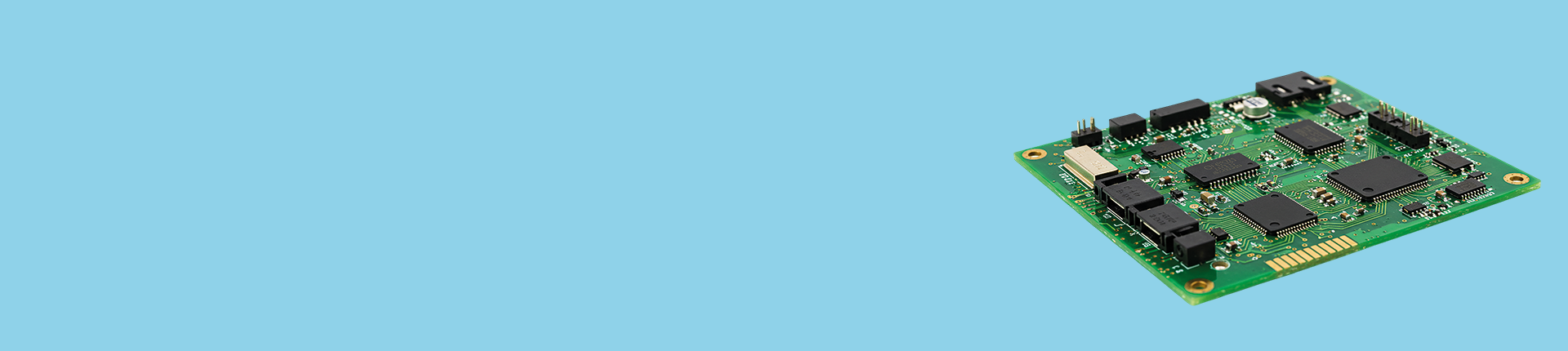 PCB-Motherboard mit schwarzen Mikrochips und Anschlüssen, Elektroniktechnik