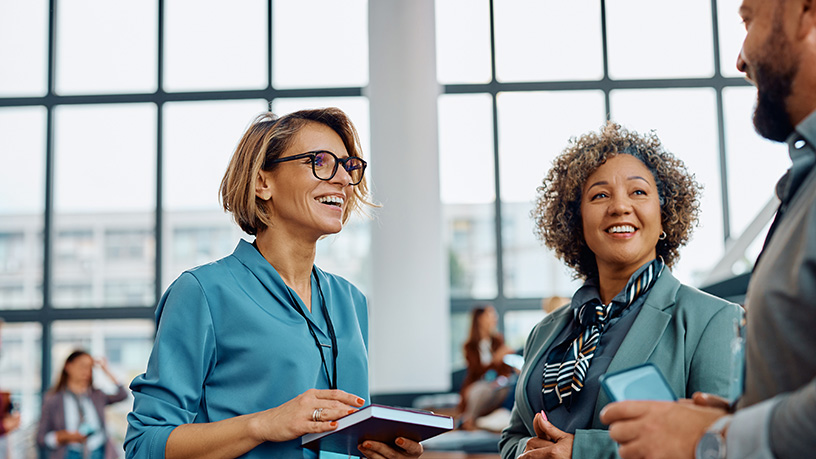 Frauen die lächeln. Seminarteilnehmer. Im Austausch. 