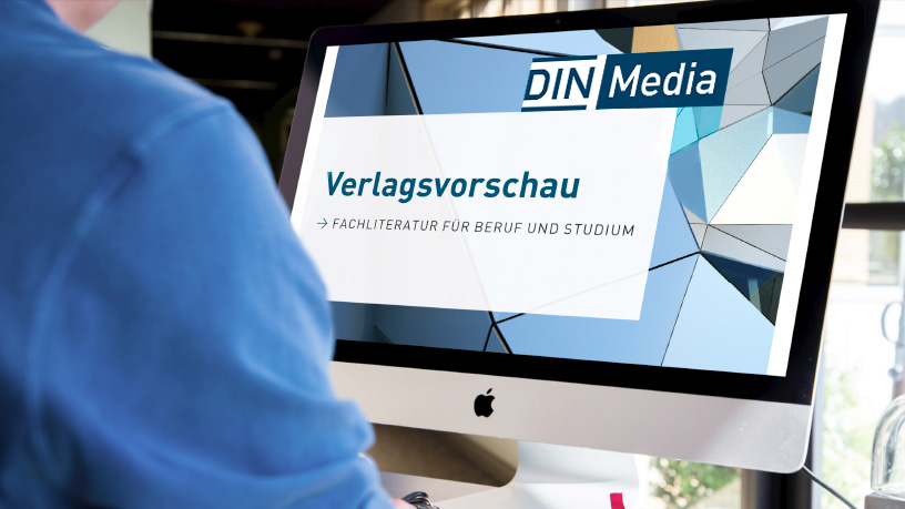 Computerbildschirm zeigt Verlagsvorschau der DIN Media mit Fachliteratur.