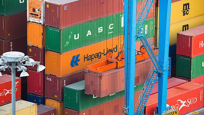 Gestapelte Schiffscontainer im Hafen, repräsentieren Logistik und Transportindustrie.